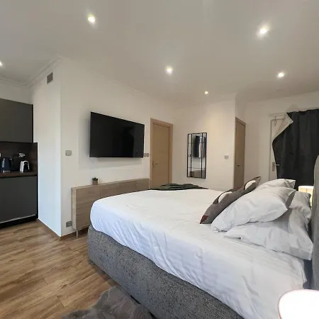 King Size Rue Felix Faure 100 M Palais Et