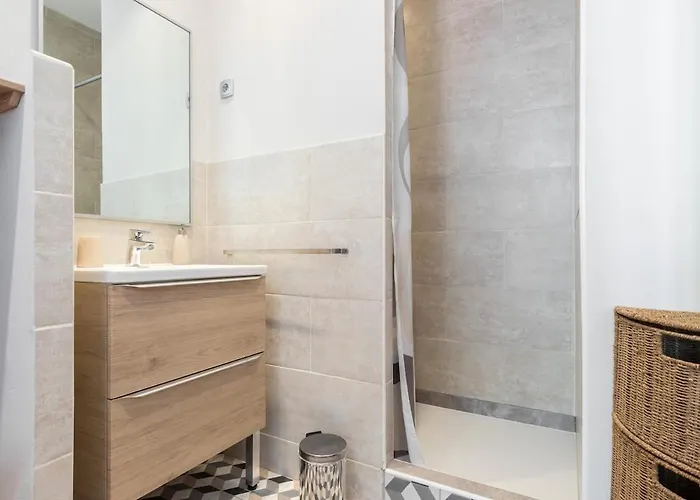 King Size Rue Felix Faure 100 M Palais Et Lägenhet *