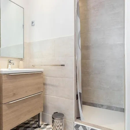 King Size Rue Felix Faure 100 M Palais Et Apartman *